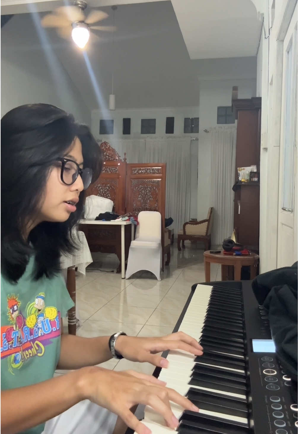 Terbuang Dalam Waktu - Barasuara                                 gua ga biasa nyanyi ini iseng aja HAHAHAH