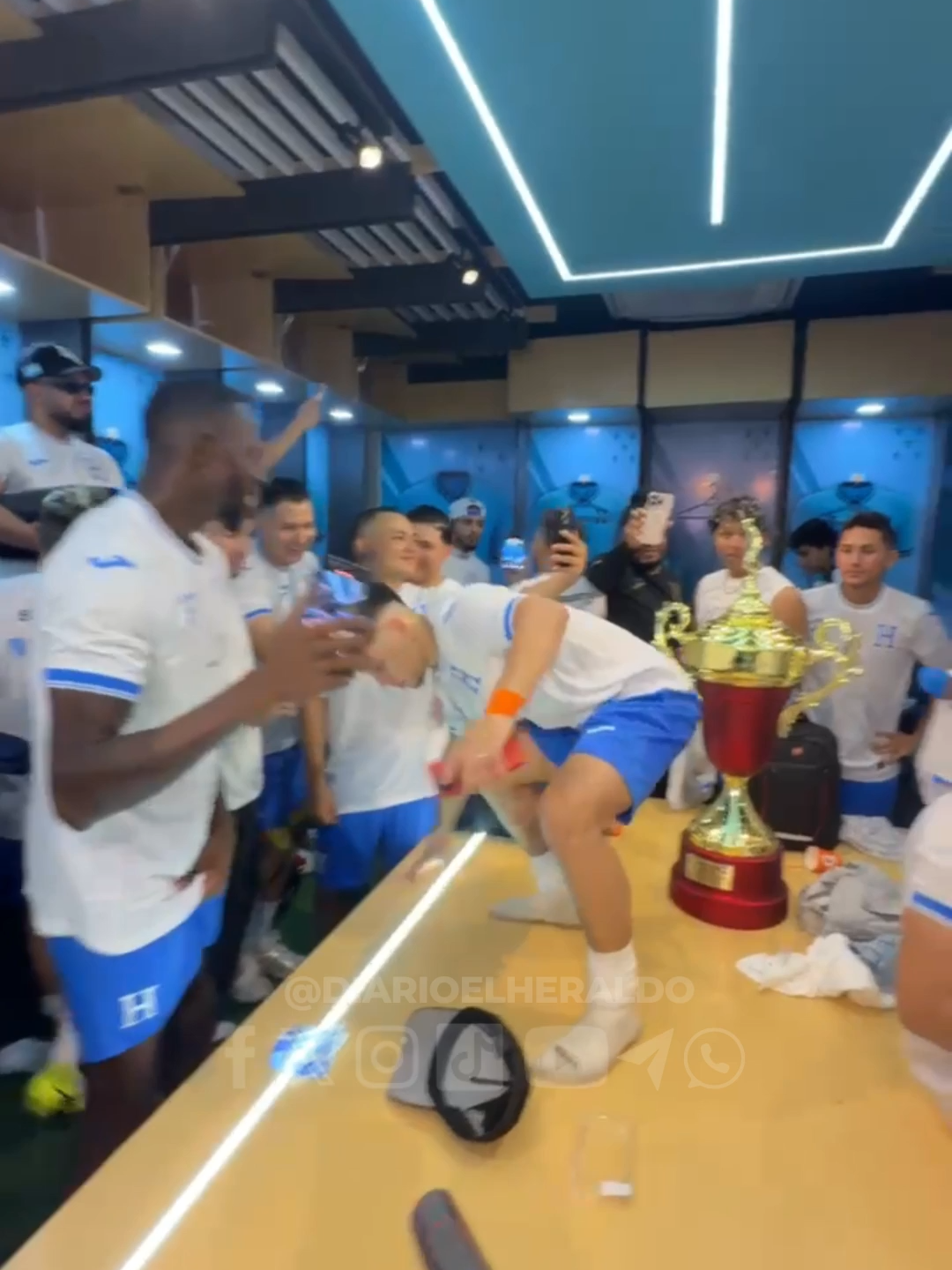 ¡Bailando sobre la mesa! Así celebran los influencers hondureños dentro de los camerinos. #partidotiktok #partidotiktokers #honduras #elsalvador