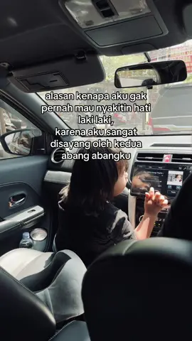 tapi sialnya laki laki lain selalu menyakitiku🙂