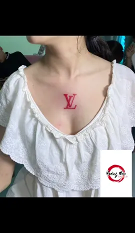 Hình xăm chữ LV và nước ruồi son phong thuỷ đỏ tươi đẹp vị trí mặt trước ngực cho em gái xịn lun😘👌  #xamhinhxokhuyenyenphongbacninh  #xuhuongtiktok #hoangmupptattooartis_piercing #tattoomini #hinhxamchonu @Xăm Hình Xỏ khuyên Yên phongBN @Xăm hình 99 Bắc Ninh-Hoangmup @Hoàng Xăm hình Uytín Bắc ninh 