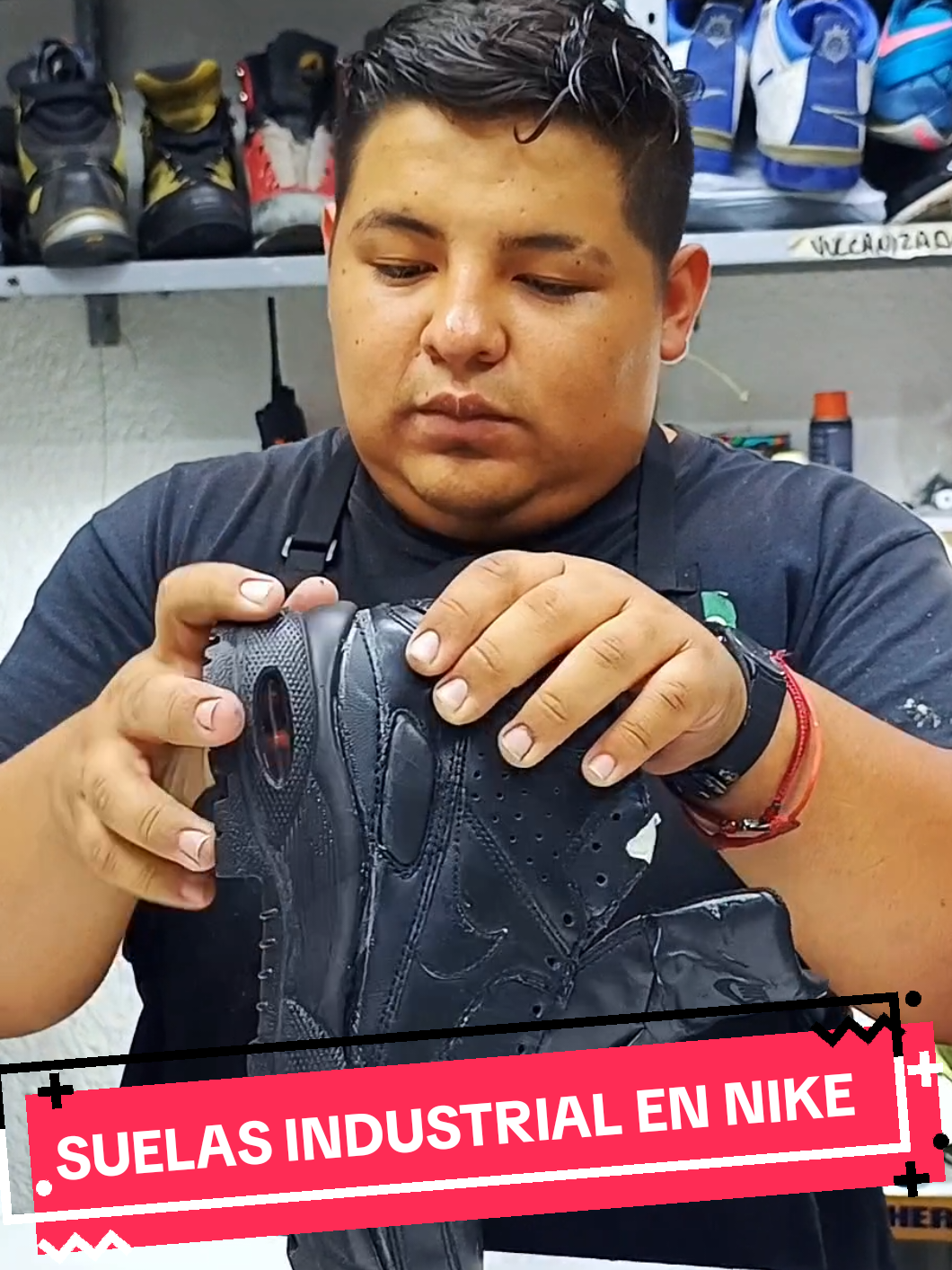 Suelas toscas en unos Airmax90 de piel con un vulcanizado profesional a calor, checa nuestro trabajo!! 😎✅✨ #shoesfootexpress #reparadoradecalzadocarol #nikeairmax #nikeairmax90 #airmax90 