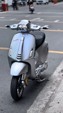 #Vespa Sprint 125 2020 Bạc Full Kiểng  Biển số : 416.69 Dàn ngoài đẹp , áo sơn mới len keng , ko vết trầy  Máy zin chưa chạm , máy cực ngon , máy chất  Mâm Over racing , phuộc 801 802 , hậu G , 4 xi nhan , Đồng hồ sip , lốc crom ốp nồi venom , ốp quạt venom   