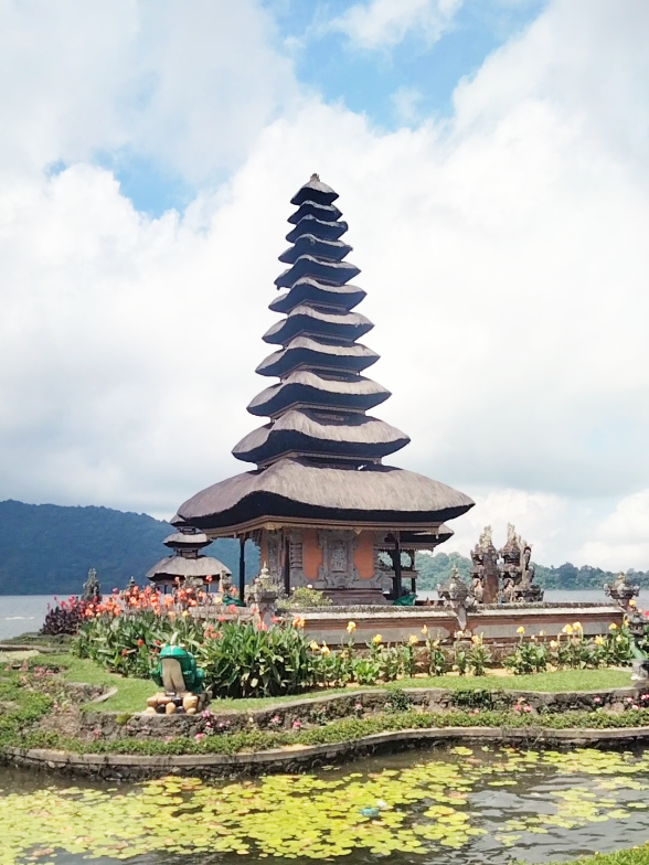 The most popular destination in Bali. Beratan Lake temple. Iconic temple at north Bali. ❤️❤️❤️ Enjoy your holiday in Bali with us 😊😊😊 www.ubudtraveling.com #bali #ubud #vacation #Love #foryou 