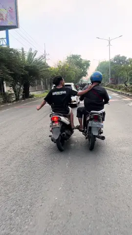 Hari Sabtu tgl 23-08-2025 Sekitar pukul 06:45 di jalur Banjarkemantren - Gedangan Sidoarjo Kronologi : 2 Pelaku keluar dari gapura Desa Banjarkemantren ke jalan raya dengan mengendarai motor agak kencang dan oleng hampir menyenggol motor Bapak Helm biru yg jalan pelan dari arah Bulog - Gedangan.. sewaktu diklakson sama Bapak Helm biru pelaku sambil ngomel dan tidak trima ,lalu Pelaku mengejar Bapak Helm biru sampai menarik baju dan memukuli nya.. (pasti pemikiran netizen  