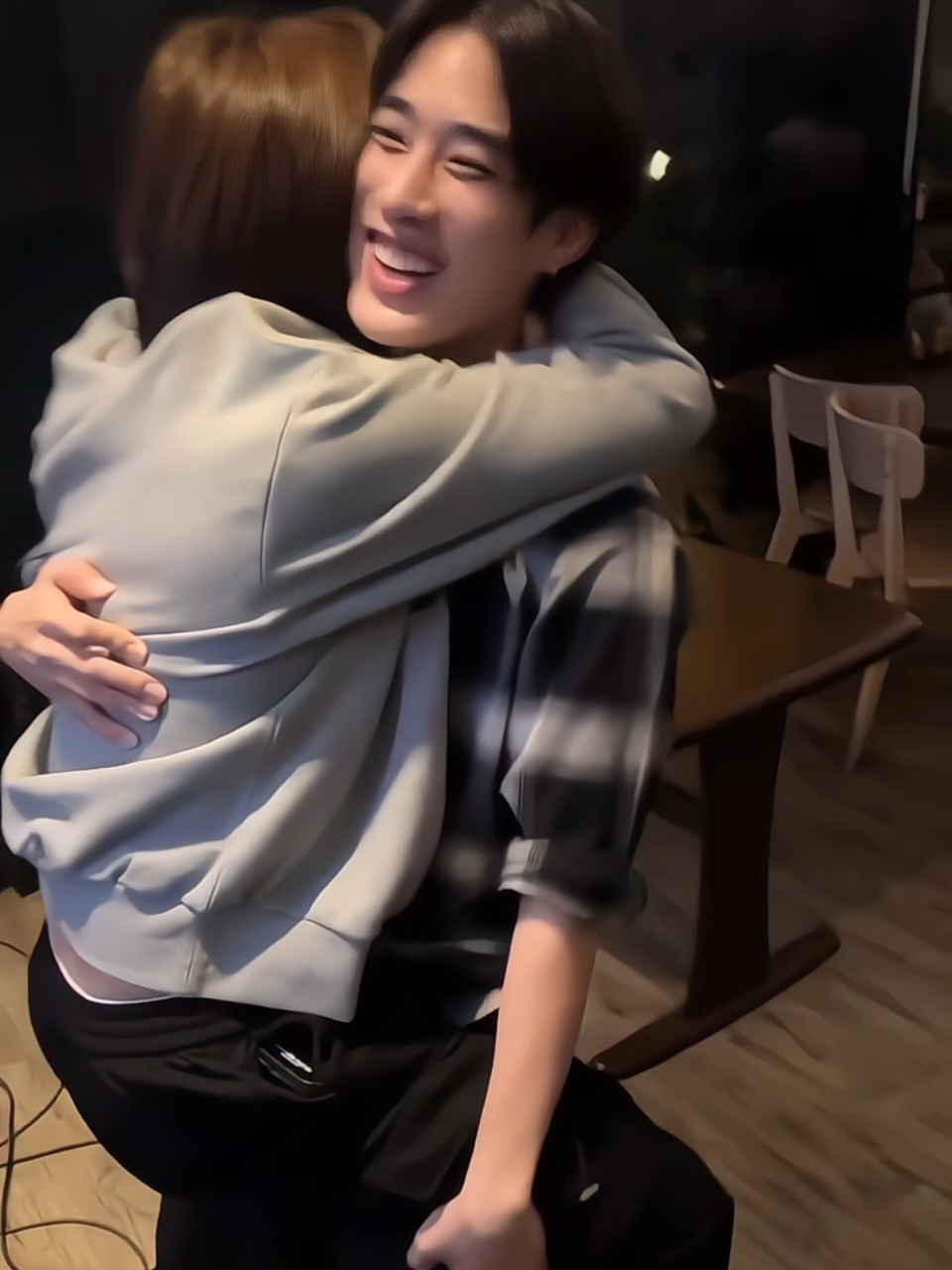 what kind of hug is this 😳🫠 .  .  #เติ้ลเฟิร์สวัน #tlefirstone #tle_mtm #firstone_wnk 