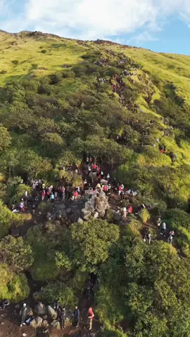 Jika kalian naik Sindoro via Kledung, kalian bakal melewati spot ikonik di Pos 4 Watu Tatah 2.838 mdpl. Dari sini, jalurnya mulai didominasi bebatuan menuju puncak. 📽@skrdnsftr #menara62 #menaraenamdua #gunungsindoro #sindoroviakledung #wonosobo 