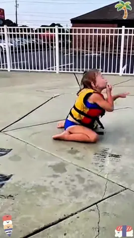 Failed to fall into water🤣🤣🤣#foryou#fyp#interesting#funny#usaus#happy#haha#water#usaus