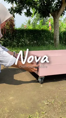 Booth Portable Koper Pemesanan Kak Nova 📍 Surabaya Bisnis : Nova Booth ukuran 150 x 60cm basic custom Variasi aksesoris: • Logo Brand Bagian Depan  • Stand Iklan • Etalase • Top Miring • Circle Logo • Papan Menu • Tiang • Payung • Kaki Roda Bahan menggunakan Multiplek dan finishing HPL warna cream dan HPL warna pink #booth #boothportable #boothpameran #BikinBisnismuNaikKelas #boothcfd   