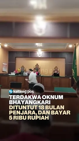 Hesti Wijayanti, oknum Bhayangkari yang merupakan tersangka dalam kasus tindak pidana penipuan menerima tuntutan dari Jaksa yakni pidana penjara 18 bulan. Seperti diketahui, ia nekat melakukan penipuan dengan modus pengurusan izin pembuatan Pangkalan tabung gas Elpiji 3 kg di wilayah kota Palangka Raya dengan korban penjual nasi kuning. Tuntutan dibacakan pada sidang di Pengadilan Negeri Palangka Raya, Kamis 21 Agustus 2025. #Oknumbhayangkari #pengadilannegeripalangkaraya 