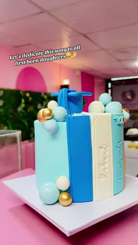 Kama mbaka sasa hujatufollow na unataka keki nzuri ya graduation my dear, au basi 🥱. ————————————— 📍Magomeni Kagera 📲0717464739 #cakeart #graduationcake #congratulations 