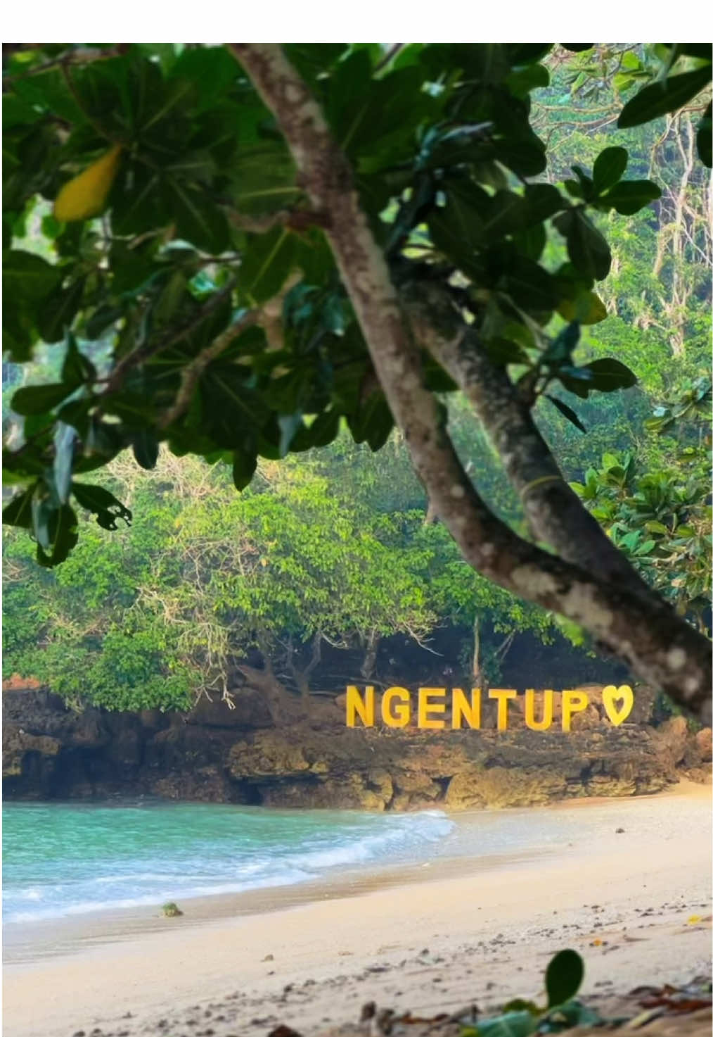 Bagian dari pantai 3in1 yang selalu menjadi kenangan ✨ Absen yang sering kesini gimana kesan dan pesannya ? 🤭 #infomalang #pantaimalangselatan #pantaingentup #pantai3in1 #pantaimalang 