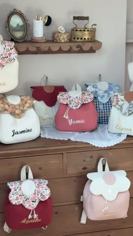 Ces adorables sacs à dos prennent déjà la route pour retrouver leurs nouveaux compagnons et les suivre dans de belles aventures scolaires 📔✏️💛  Merci pour votre confiance, je suis tellement heureuse de participer de cette façon à la rentrée de vos chers petits 💕