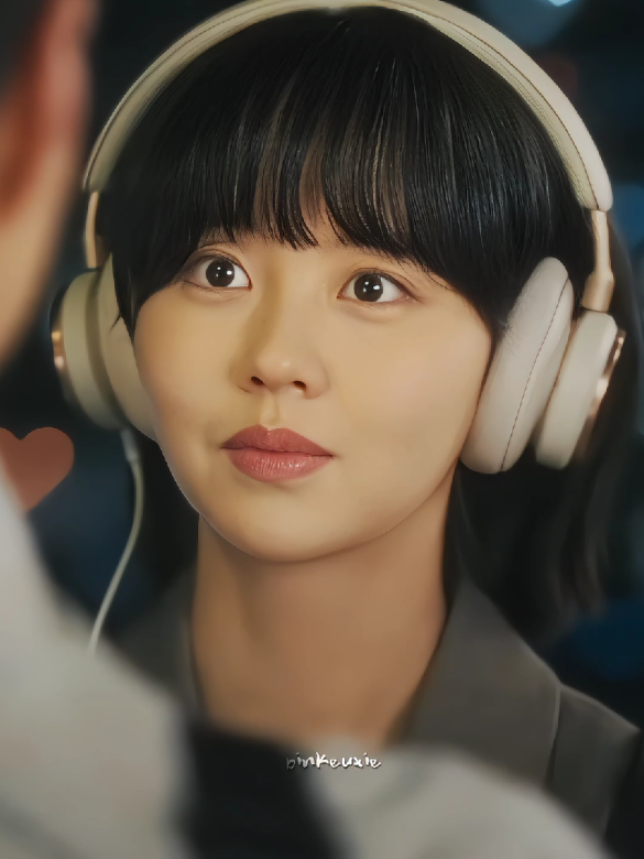 her with her headphone🎧 #goodboy #kimsohyun #wirelessheadphones #xyzbca #fyp 
