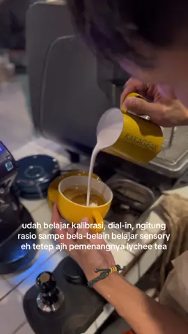skill kopi naik level selera tetap lychee tea 😌# #barista #baristalife #baristadaily #baristabogor 
