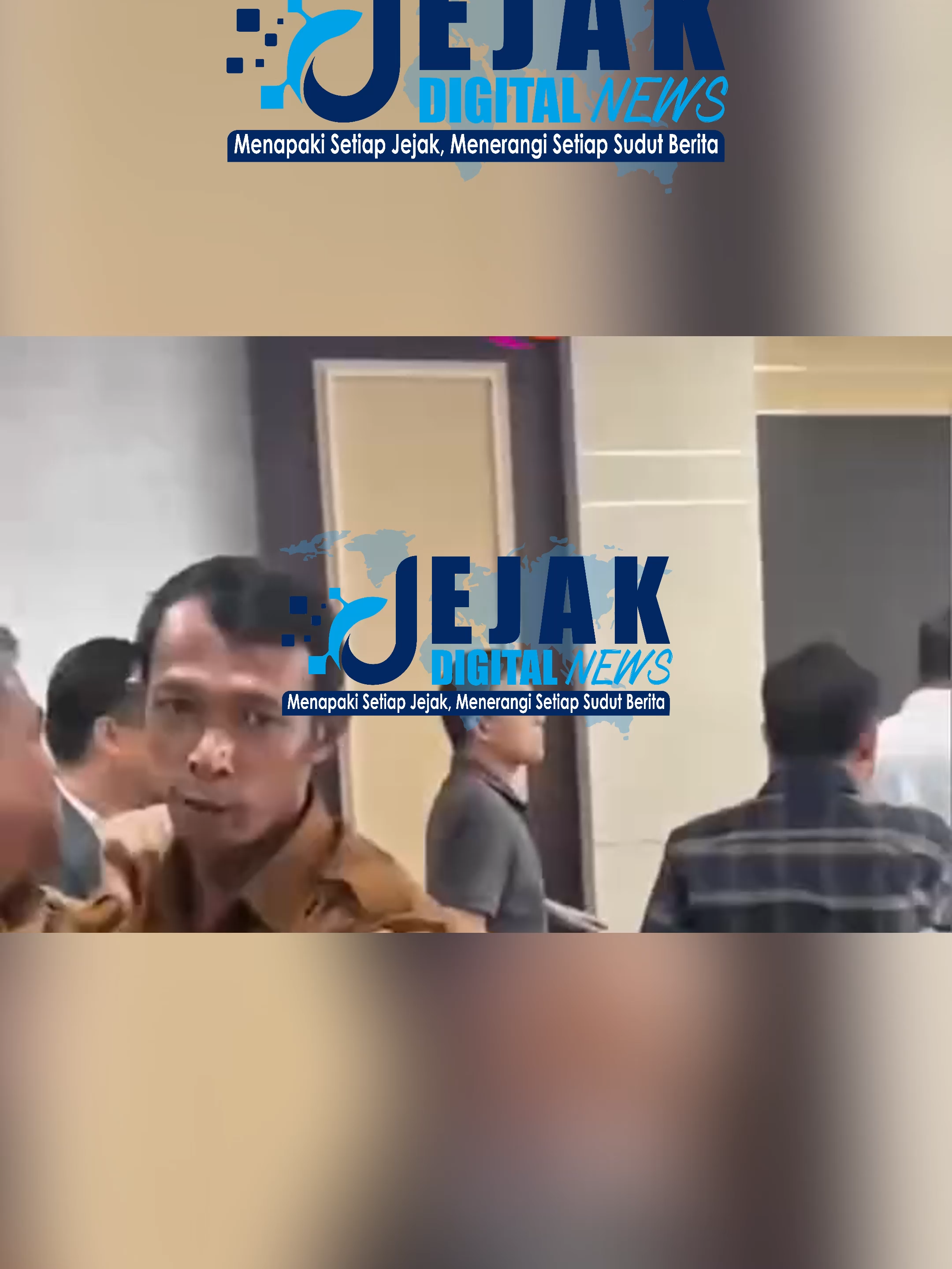 𝐎𝐤𝐧𝐮𝐦 𝐀𝐧𝐠𝐠𝐨𝐭𝐚 𝐃𝐏𝐑𝐃 𝐏𝐚𝐥𝐞𝐦𝐛𝐚𝐧𝐠 𝐃𝐢𝐝𝐮𝐠𝐚 𝐀𝐧𝐢𝐚𝐲𝐚 𝐀𝐒𝐍 𝐏𝐔𝐏𝐑 𝐒𝐚𝐚𝐭 𝐑𝐚𝐩𝐚𝐭 𝐁𝐞𝐫𝐥𝐚𝐧𝐠𝐬𝐮𝐧𝐠 Palembang, 22 Agustus 2025 — Suasana rapat resmi di lingkungan Pemerintah Kota Palembang mendadak ricuh setelah seorang Aparatur Sipil Negara (ASN) yang bertugas di Dinas Pekerjaan Umum dan Penataan Ruang (PUPR) diduga menjadi korban pemukulan oleh oknum anggota DPRD Palembang. Insiden memalukan itu terjadi ketika rapat tengah berlangsung. Berdasarkan informasi yang beredar, korban yang merupakan pejabat di lingkungan PUPR (Kabid) diduga dianiaya hingga menimbulkan kegaduhan di dalam forum rapat. Kejadian ini sontak mengundang perhatian publik, mengingat seorang wakil rakyat yang seharusnya menjadi teladan justru diduga melakukan tindakan kekerasan terhadap ASN yang tengah menjalankan tugas. Hingga saat ini, belum ada keterangan resmi dari pihak DPRD Kota Palembang maupun kepolisian terkait kronologi lengkap insiden tersebut. Namun, kasus ini dipastikan akan menjadi sorotan tajam masyarakat, terutama terkait etika dan integritas para pejabat publik. Masyarakat menilai bahwa peristiwa ini mencoreng marwah lembaga legislatif daerah. Banyak pihak mendesak agar aparat penegak hukum segera melakukan penyelidikan menyeluruh dan memberikan sanksi tegas apabila dugaan pemukulan ini benar terbukti. Kasus dugaan penganiayaan ini menambah daftar panjang potret buruk perilaku oknum pejabat publik yang seharusnya mengedepankan musyawarah, bukan kekerasan, dalam menyelesaikan perbedaan pendapat. #DPRDPalembang #OknumDPRD #ASNPUPR #KekerasanPejabat #RapatRicuh #Palembang #SumselUpdate #StopKekerasan #PejabatPublik #EtikaPejabat #MarwahDPRD #HukumUntukSemua #IntegritasPejabat #TolakArogansi#PencurianSaatHujan #newsindonesia #ViralIndonesia