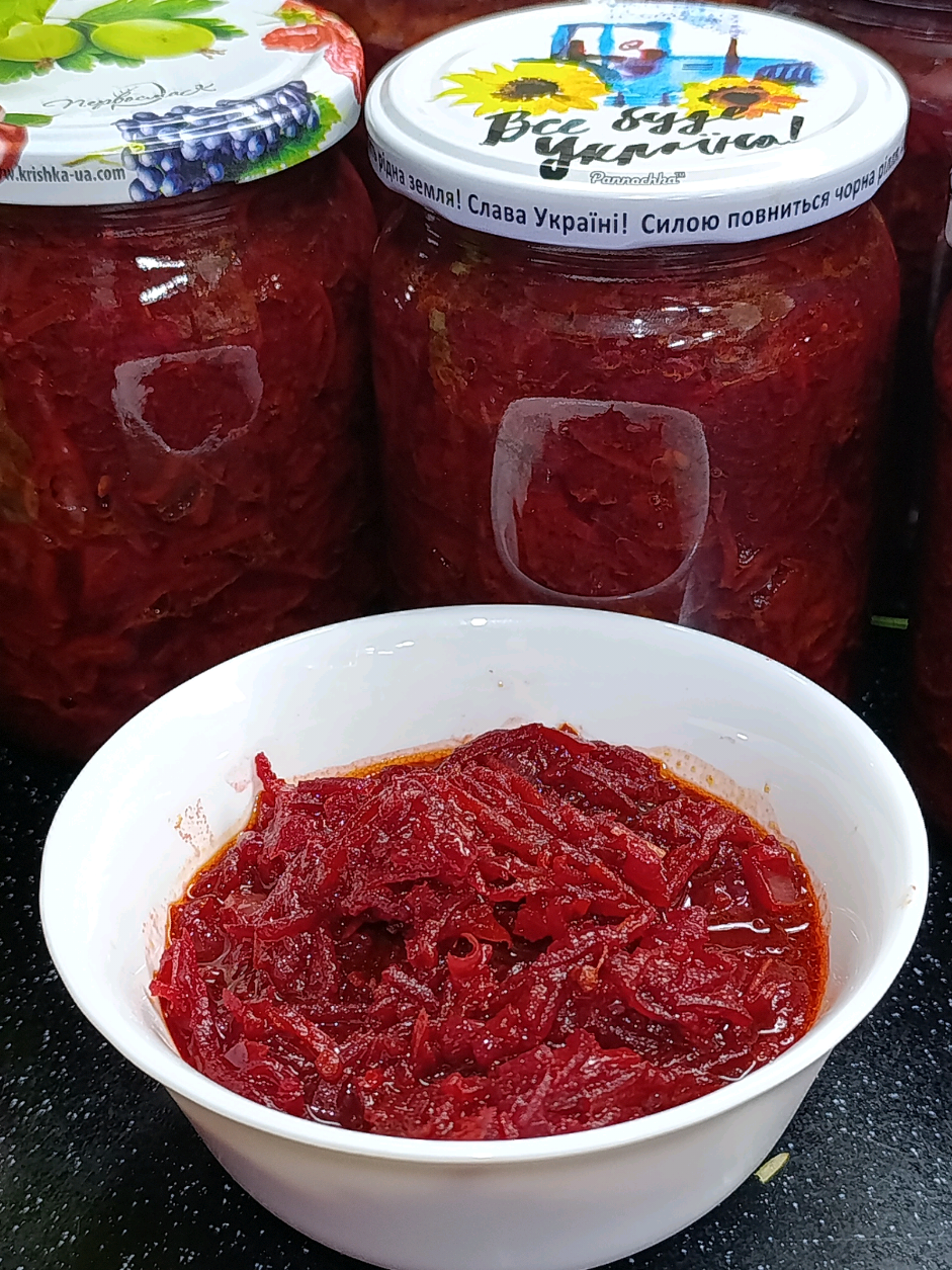 В этом видео я показываю, как приготовить вкусную и ароматную борщевую заправку на зиму — чтобы зимой горячий борщ был всегда под рукой и готовился быстро! Простой рецепт с натуральными ингредиентами: бурячок, морковь, лук, томаты, салатный перец и любимые специи. Покажу все этапы — от обжарки до правильного тушения и закатки в банки. Сохраняйте рецепт, пробуйте приготовить сами и обязательно делитесь в комментариях своими впечатлениями и секретами. Всем приятного аппетита и тёплых зимних обедов! Ингредиенты для борщевой заправки на зиму: 🥕 Свёкла — 2,5 кг 🍅 Помидоры — 3 кг 🧅 Лук — 1 кг 🥕 Морковь — 1 кг 🌶️ Сладкий перец — 1 кг 🧂 Соль — 2 столовые ложки 🍬 Сахар — 4 столовые ложки 🍾 Уксус 9% — 2 столовые ложки 🛢️ Растительное масло — 150 мл       Выход: 5,8 литра  Пошаговый рецепт борщевой заправки на зиму 🥄 1. 🧅 Нарежьте лук мелким кубиком и обжарьте его на половине растительного масла до золотистого цвета. 2. 🥕 Пока лук жарится, натрите морковь на корейской тёрке или обычной крупной тёрке. 3. 🔥 Добавьте морковь к луку и продолжайте обжаривать на второй сковороде, если овощей много. 4. 🔴 Натрите бурячок на корейской тёрке и переложите его в большую кастрюлю (лучше 10 литров). 5. 🛢️ Влейте в кастрюлю оставшееся растительное масло, перемешайте с бурячком. 6. ⏲️ Тушите буряк под крышкой 10 минут с момента закипания — он выделит сок и не подгорит. 7. 🍅 Добавьте протёртые через мясорубку помидоры и варите ещё 10 минут после закипания. 8. 🥄 Добавьте заранее приготовленную поджарку из лука и моркови, варите снова 10 минут. 9. 🌶️ Закладывайте мелко нарезанный салатный перец и томите 10 минут после закипания. 10. 🧂 Добавьте 2 ст. л. соли, 4 ст. л. сахара (регулируйте по вкусу) и 2 ст. л. 9%-го уксуса. 11. 🔄 Тщательно перемешайте и дайте покипеть пару минут, чтобы все специи растворились и заправка хорошо объединилась. 12. 🥫 Горячую заправку раскладывайте по стерильным баночкам и закручивайте крышками. 13. ❄️ Остудите при комнатной температуре и храните в прохладном месте. ---- #БорщеваяЗаправка #ЗаготовкиНаЗиму #кухнясмариной 