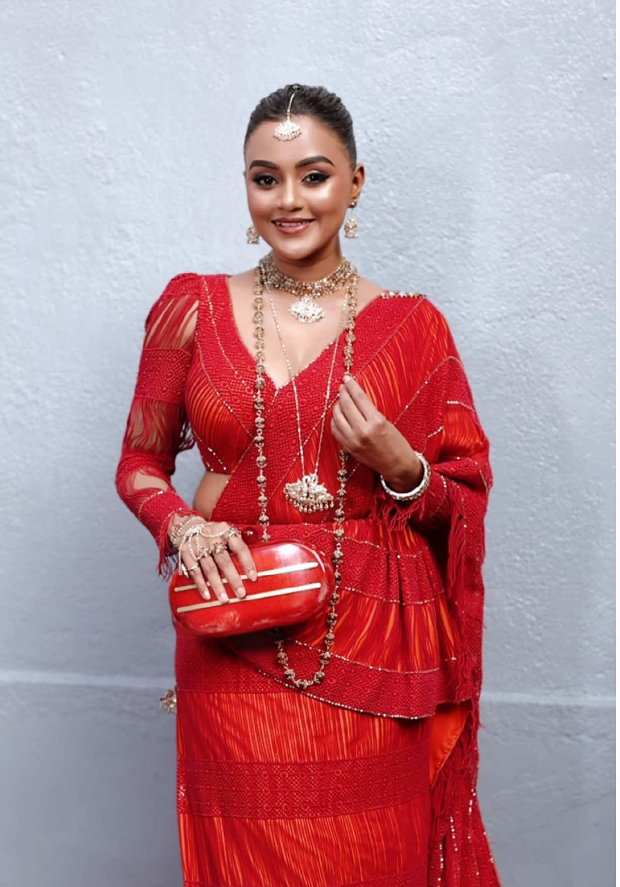 Style is a way to say who you are without having to speak ❤️  Thank you @jbyjinali  for creating this beautiful osari and @darshikeerthisena  for helping to get the exact color we needed. Thank you for always giving me my best look@nuwanwijethunga and team 🙈  Beautiful customized jewelry from @gitanocollection  Clutch @navya_sl  Flowers @designer__flowers  Videography by @gayan_karunarathne_photography #creatorsearchinsights #foryoupage #fyp #viral #srilankan