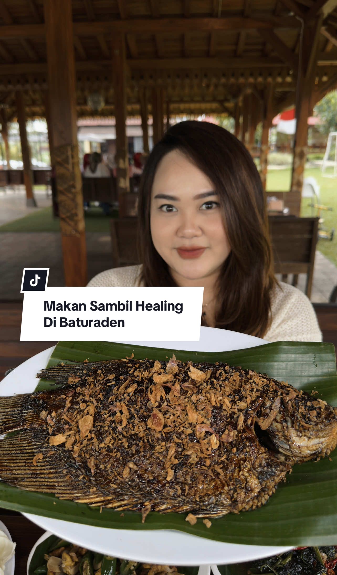 Makan disini bisa sambil HEALING,suasananya enak banget‼️😍🤩 Masakannya khas Jawa-Sunda dan banyak pilihannya~ Sitting area’nya banyak,lahan luas untuk bermain,bahkan ada cottage juga gais disini😍 Cocok untuk segala usia mulai dr anak2,dewasa & orang tua~ Ada kedai kopi juga,live music di malam minggu,pokoknya fisilitas mereka oke banget, Bahkan bisa untuk berbagai macam acara ya gais. 📍Saung Suluh,Jl. Raya Dusun I,Karangtengah,Baturaden Buka setiap Selasa-Minggu dr jam 11.00-21.00 ⭐️4.8/5 #fyp #kulinerpurwokerto #infokuliner #hiddengem #viral   