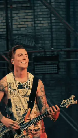 Brian Elwin Haner,jr. atau lebih di kenal dengan nama Synyster Gates ,lahir 7 juli 1981 di Huntington Beach,California,Amerika ,seorang musisi dan gitaris untuk grub band rock avenged sevenfold#a7x #avengedsevenfold #synystergates #fyp 