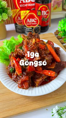 Kebayang gak sih, makan iga gongso yang look tampilannya tuh bumbunya medok, hitam, mengkilat, ngilerin padahal gak pakai gula merah sama sekali. Dagingnya kenyal tapi gak alot. Pedes manis gurih makan pake nasi anget aja mantep banget ! Iga gongso 🍀 Ala @hi_armaida Bahan : 1 kg iga sapi 15 siung bawang merah 10 siung bawang putih 4 butir kemiri 1 jempol jahe 15 buah cabe rawit 20 buah cabe merah 1/2 sdt garam 1/2 sdt msg 1 sdt kaldu bubuk 62gr Kecap Hitam Manis ABC (yang bikin warnanya cakep dan bumbunya medok)  Yuk cobain! Cara membuat : simak di video yaa ✨✨✨