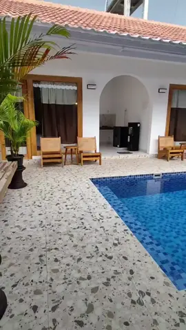 Sedang mencari tempat menginap di Jogja yang tenang, elegan, dan tetap dekat ke mana-mana? Kenalan yuk dengan Lerem by Ndliman House, sebuah penginapan privat yang menawarkan kenyamanan, ketenangan, dan kolam renang untuk melengkapi liburanmu. 🌿🏡✨ Bayangkan pagi hari dimulai dengan cahaya matahari yang hangat, secangkir kopi ☕, dan gemercik air kolam di depan mata. Ruang yang tenang dan tertutup ini pas banget untuk bersantai, ngobrol tanpa gangguan, atau sekadar menikmati waktu dengan orang terdekat 🌤️💬 Kamu bisa pilih kamar yang paling cocok: tersedia 4 kamar menghadap ke kolam dan 1 kamar menghadap taman. Bisa dibook per kamar, atau ambil semua sekaligus untuk private getaway bersama keluarga atau teman dekat. Fasilitas: ✅ Kamar bersih & nyaman ✅ AC & WiFi ✅ Smart TV + Netflix  ✅ Kolam renang ✅ Dapur, kulkas & dispenser  Lerem adalah ruang untuk istirahat sejenak, recharge energi, dan menikmati Jogja dari sisi yang lebih tenang ✨ 📩 DM kami untuk booking atau cek ketersediaan kamar 📞 Info lengkap ada di bio – jangan tunggu sampai kehabisan ya! #Lerem #ndlimanhouse #staycationjogja #wisatajogja #jogja 