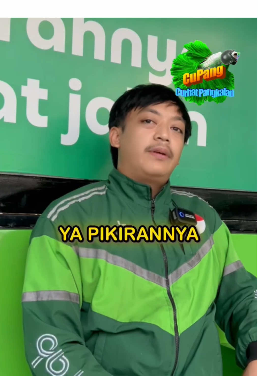 Bor, ada yang lebih nyesek dari putus cinta? Ada! Dapet orderan fiktif jam 3 subuh! Ini bukan cerita horor, tapi horor beneran yang dialamin sohib kita, Kang Oboy, ojol angkatan corona. Bayangin dah, lo lagi semangat nyari rezeki pas orang-orang masih ngebo, eh malah dapet kastamer yang otaknya kayaknya lagi dipinjem alien. Kejadiannya di Tajur, Bogor, daerah yang kalo malem emang suka bikin bulu kuduk disko. Kang Oboy ini emang tim kalong, tapi ya kaga nyangka aja bakal dapet zonk segede ini. Awalnya orderan masuk kayak biasa, normal. Salahnya Kang Oboy cuma satu: kaga nge-chat dulu buat mastiin. Pikirnya rezeki subuh, jangan ditolak. Langsung dah gas pol ambil makanan, anter ke alamat. Pas sampe titik lokasi... JENG JENG! Alamatnya GHOIB, Bor! Rumahnya kaga ada, yang ada cuma tatapan curiga dari kucing liar. Dikata lagi syuting Uka-Uka kali ya. Kastamer di-chat centang doang, ditelepon sibuk terus, mungkin lagi teleponan sama Nyi Roro Kidul. Udah fix, ini opik! Mana bayarnya tunai, kan asem banget. Nah, PR-nya lagi... ini makanan mau dikemanain? Biar duitnya bisa diganti sama aplikator, kan kudu dikasih ke yang butuh plus difoto buat laporan. Nyari tunawisma jam segitu di kabupaten tuh lebih susah dari nyari parkiran di malem minggu, Bor! Untungnya setelah muter-muter kayak gasingan, Kang Oboy nemu juga bapak-bapak yang butuh di pinggir jalan. Alhamdulillah... Pesen dari Kang Oboy buat kita semua: kalo dapet orderan tunai di jam rawan, mending bawel dikit di chat. Kaga ada balesan? Mending cancel aja, Bor! Daripada lo yang jadi korban keisengan orang-orang kurang kerjaan. Kalo dari Minbor sih pesennya satu aja: buat yang demen bikin opik, semoga pas lagi laper-lapernya, lu kaga punya duid samsek, mau minjem juga ga ada yang kasih dan nolong, AAMIIN! Lo pernah kaga dapet orderan aneh pas subuh buta, Bor? Coba tumpahin cerita lo di komen! #fyppppppppppppppppppppppp #ojol #ojolviral #pejuangrupiah #opik 