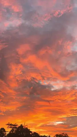 the sunset beautiful isn’t it?#sunsetlover #sunset #sunsetsorehari #goldenhour #fyp #orange #soundviral #sulawesitenggara #indonesia #pulaubuton 