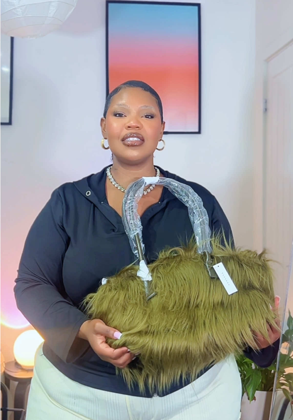 I love this bag!!!  Style my new bag with me: a minimalistic outfit but maximalist jewellery vibe - very sexy streetwear vibe 🤭 Bag / outfit linked in the comments & my bio under ‘my outfits’ ❤️ #womensfashiontrends #outfitideas #streetwearstylegirls #plussizetiktok  #fashiontiktok 