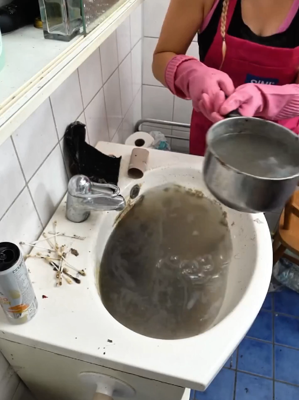 limpeza profunda no banheiro, faxina na lavanderia  #cleaningmotivation #heavycleaning #cleaningthebathroom #cleaningtiktok #homecleaning  🧽✨ Corte do vídeo da Auri Katariina 👉 Confira o canal dela no YouTube para ver a transformação completa! ❤️