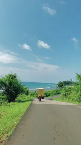 Cuma penduduk setempat saja yang tau betapa indahnya pantai ini.ada yang pernah kesini juga mungkin??gimana pendapat nya tentang pantai ini? #pantaibatuhideung #tanjunglesung #batuhideung #pandeglang #banten 
