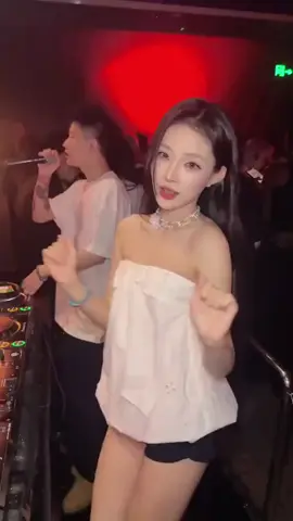 Nhìn nơi xa xăm trong lòng bao vẫn vương.... #vinahouseremix #nhạchaymoingay #xuhuongtiktok #