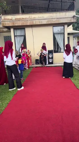 fashion show adat dayak #adatdayak #17agustus #fashionshow 