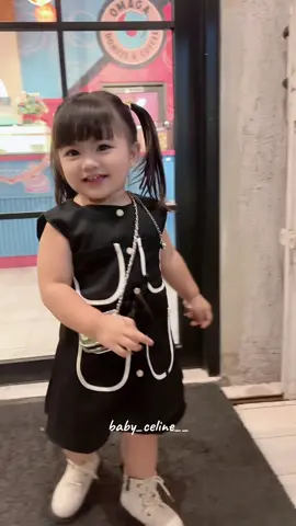 Masyaallah aktiv banget celine 😭😂  Outfit by @Celve.kids 🖤 #fypviral #outfitanakcewek #babycutegirls #ootdkids 