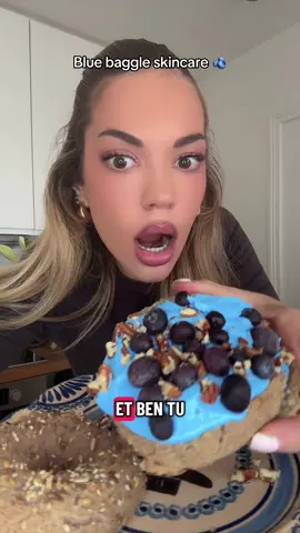 Pain à bagel 🥯 :  🦋 200g de skyr  🦋 120g de farine sans gluten 🦋 1 c.a.c de levure sans gluten  🦋 une c.a.s de psyllium  🦋 sel / acai optionnel   🦋 un filet d’huile d’olive  🦋 graines en topping + 25min a 180• 🦋 Blue Crème : 100g de cottage + miel + spiruline bleue. 