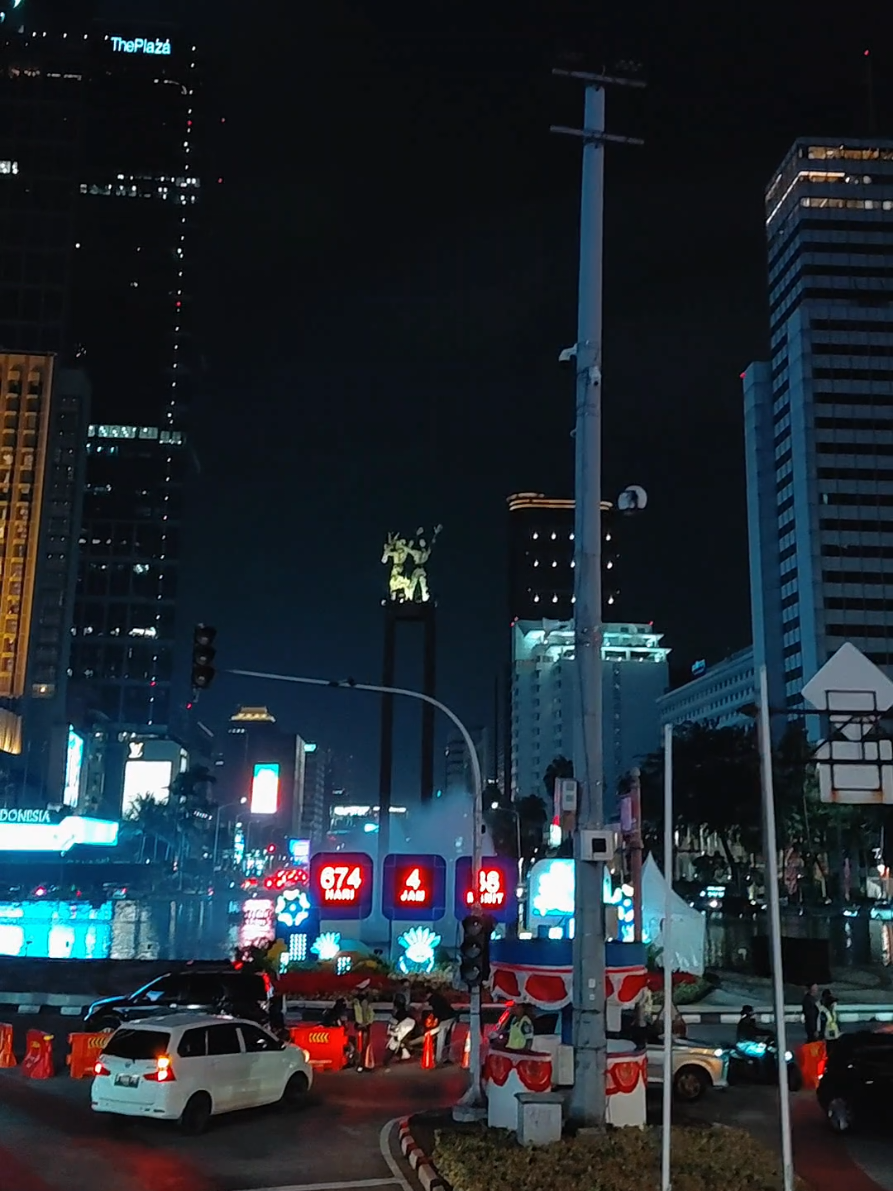 jakarta malam hari seruuu banget😭 #opentoptourbus #harikemeredekaan #sudirman #fyp #bustingkatjakarta 