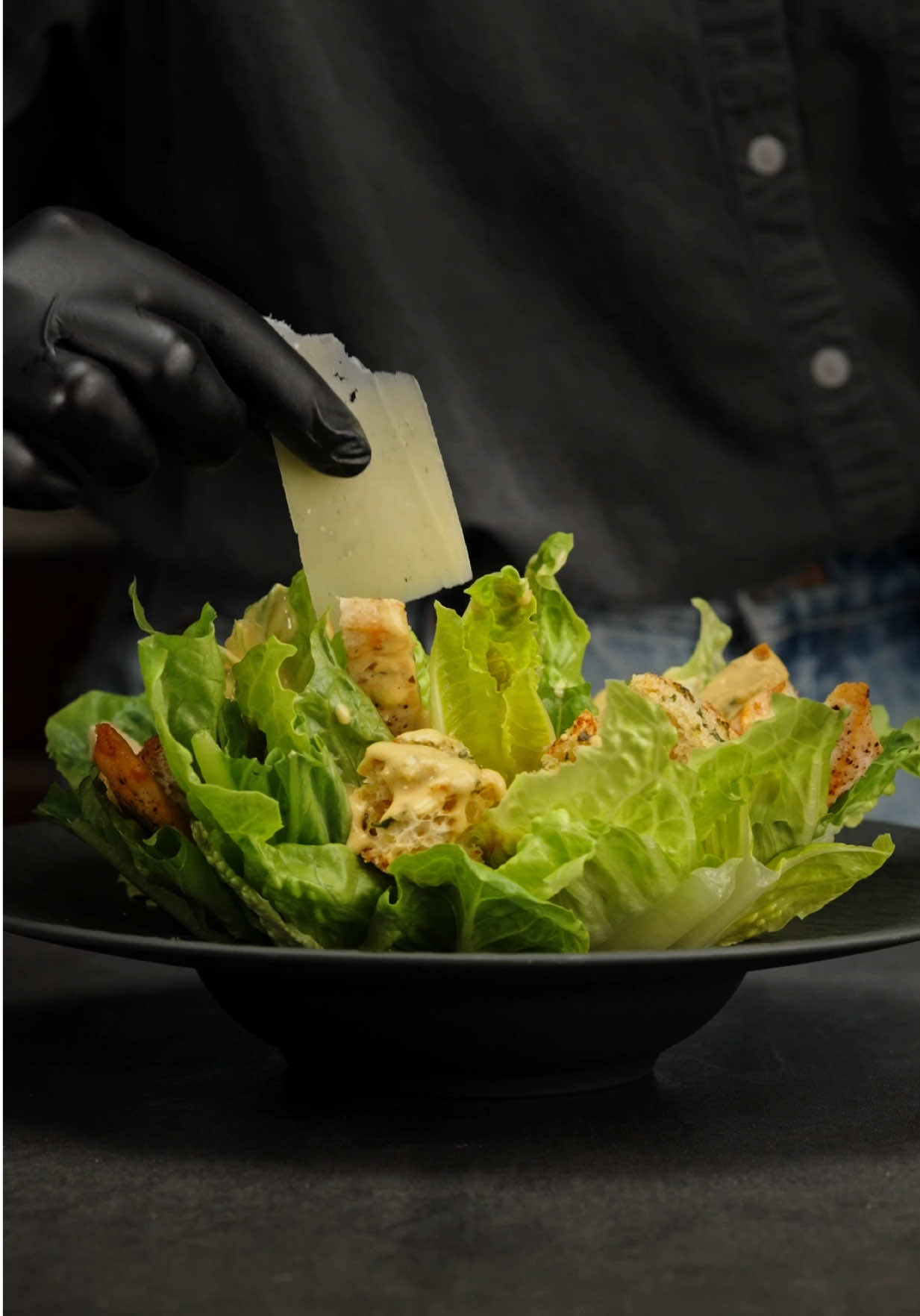 Caesar Salad  🎥 Want to learn how to shoot like AL Dante and work with brands? Link in bio 🙋🏻‍♂️. #ceasarsalad #salad #EasyRecipe #foodart #foodvideography 