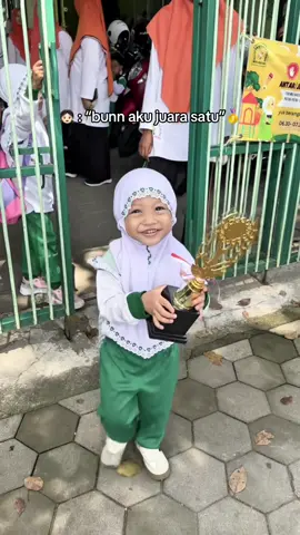 MasyaAllahh, walaupun bukan di akademik setidaknya kamu mau mencoba sayang. Selamat atas kejuaraannya yaa🥇🥹🫶🏻 #ibudananakperempuan #anaksekolah #sepatuanak #juarasatu #lomba17agustus 