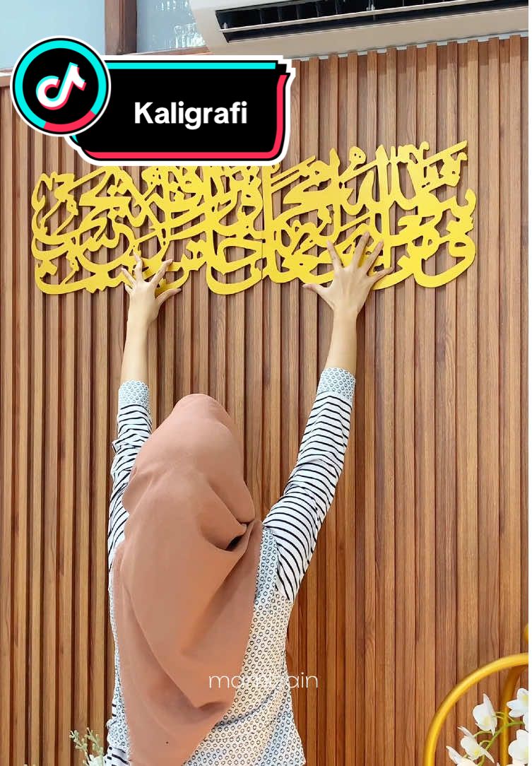 Salah satu hiasan dinding yang harus banget ada di rumah aku… 🥰 masyallahh… bikin selalu ingat untuk berdoa setiap waktu 🤲🏻 #kaligrafi #kaligrafiarab #kaligrafigold #hiasandinding #homedecor 