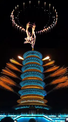 江西上饶婺女洲无人机烟花秀吸引众多游客围观。网友:又一次被中式美学震撼到了！