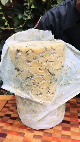 💙🧀 7 Queijos Azuis que você nem imaginava que eram brasileiros! Sim, o Brasil também faz queijos azuis incríveis, e de dar inveja a qualquer um! Olha só essa lista: 1️⃣ Azul de Britânia 2️⃣ Alvura Blue 3️⃣ Perímbo 4️⃣ Azul de Pardinho 5️⃣ Horácio 6️⃣ Cuesta Azul 7️⃣ Flora Azul ✨ Cada um deles traz um pedacinho do nosso terroir em forma de mofo azul. 👉 Agora me conta: qual desses você já conhecia? 👉 E qual ficou morrendo de vontade de provar? 📲 Marca aqui nos comentários aquele amigo que AMA queijo e precisa descobrir que o Brasil também é terra de azuis maravilhosos! 💌 E já compartilha esse post pra espalhar essa novidade entre os queijólatras do seu círculo #cheese #cheeselover #cheeselovers #queijoartesanal #queijobrasileiro  