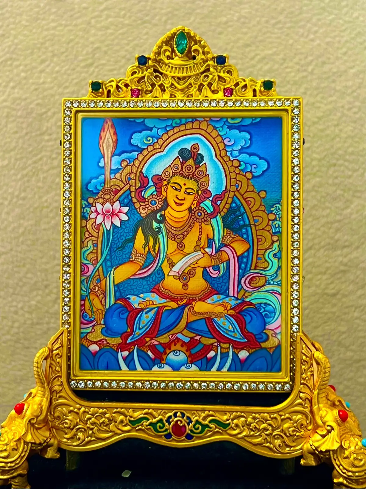 pigments used in thangkas are made from pure natural mineral gemstone-grade materials and plants 
 Including pearls, deer antler, turquoise, malachite, sapphire, lapis lazuli, red coral, cinnabar, gold, saffron, rhubarb, and indigo.
 The five main colors of Thangka are red, yellow, blue, white, and green. By mixing these pigments, various colors can be created.