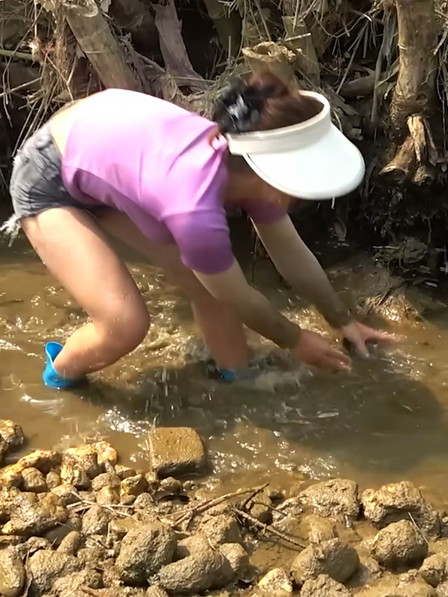 Young Girl Use Skillful Fishing Techniques in Rivers and Lakes, Catch a Lots of Fish