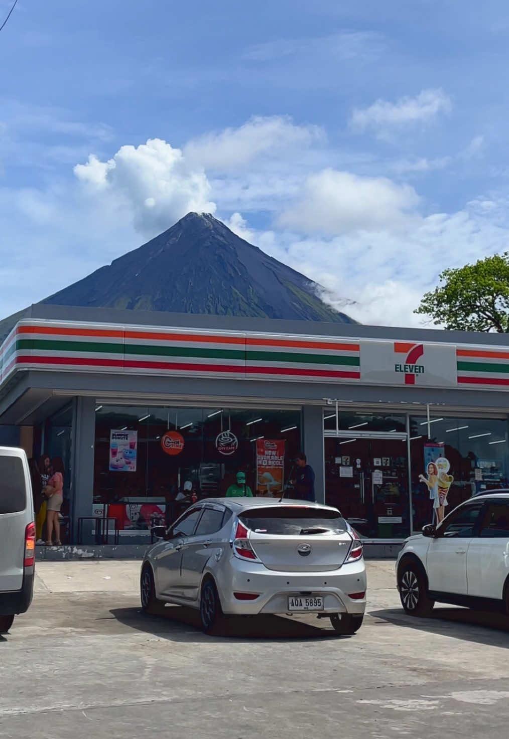 The Iconic Mayon Volcano at the back of 7 Eleven🌋🌋 Japan’s Lawson Mt. Fuji inspired view#mayon #mayonvolcano #fyp #bicol #albay 
