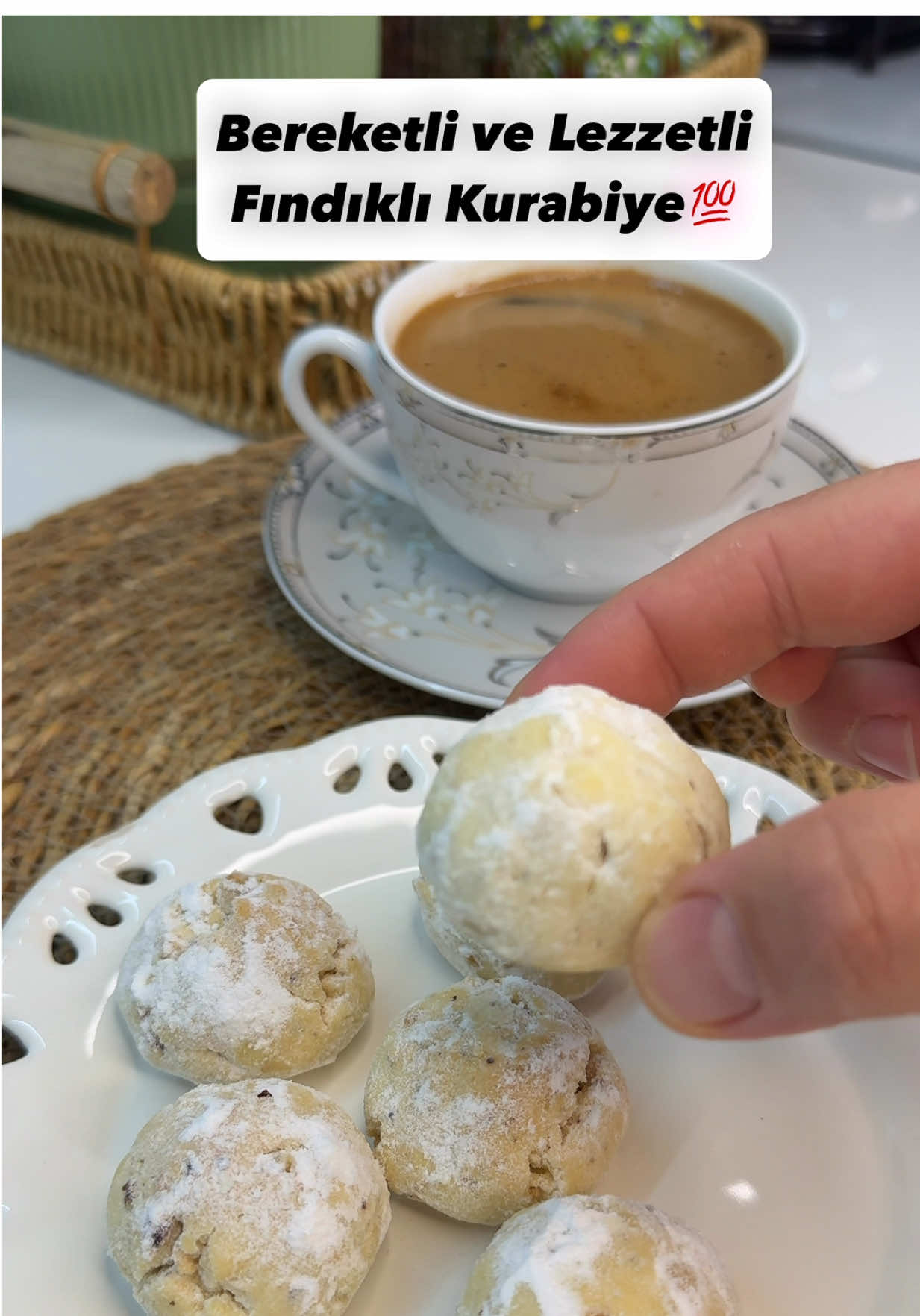 Şahane bir kurabiye tarifi…Bu ölçüden iki tepsi çıkıyor💯 Videoma destek için beğenmeyi ve küçükte olsa yorum yapmayı ihmal etmeyin☺️ Fındıklı Kurabiye Tarifi Malzemeler 	•	250 gr tereyağı veya margarin (oda sıcaklığında) 	•	1 su bardağı pudra şekeri 	•	1 yumurta 	•	1 paket kabartma tozu 	•	1 paket vanilin 	•	4,5 su bardağı un (kontrollü ekleyin) 	•	1 su bardağı iri kırılmış fındık Üzeri için: 	•	Pudra şekeri ⸻ Yapılışı 	1.	Oda sıcaklığındaki tereyağı ve pudra şekerini derin bir kaba alın, iyice karıştırın. 	2.	Üzerine yumurta, kabartma tozu ve vanilini ekleyin. Karıştırmaya devam edin. 	3.	Unu azar azar ekleyerek yumuşak, ele yapışmayan bir hamur yoğurun. 	4.	Son olarak fındıkları hamura ilave edin ve güzelce karıştırın. 	5.	Hamurdan ceviz büyüklüğünde parçalar koparıp şekil verin ve yağlı kağıt serili fırın tepsisine dizin. 	6.	Önceden ısıtılmış 180°C fırında yaklaşık 15 dakika, üzeri hafif pembeleşene kadar pişirin. 	7.	Fırından çıkan kurabiyeleri hafif ılıyınca pudra şekerine bulayın veya üzerine serpin. #kurabiye #cookies #fındıklıkurabiye #hazelnutcookies #homemadecookies     