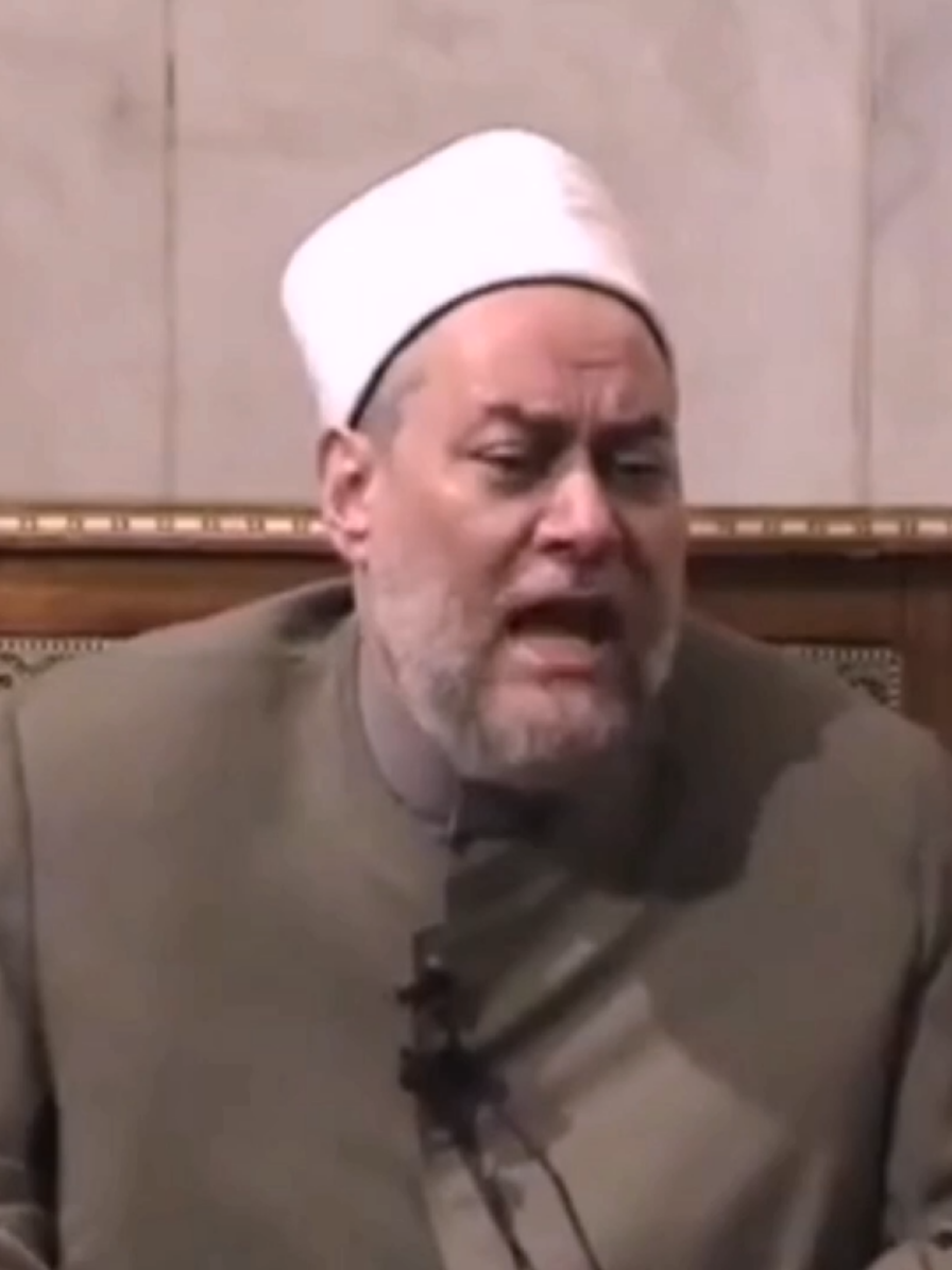 فظ غليظ جاهل متمعلم  . . ضخم العمامة واسع الأردان متفيهق متشدق متضلع  . . بالجهل ذو ضلع من العرفان .          .    #علي_جمعة #سعيد_فودة #الصوفية #الأشاعرة #السلفية 