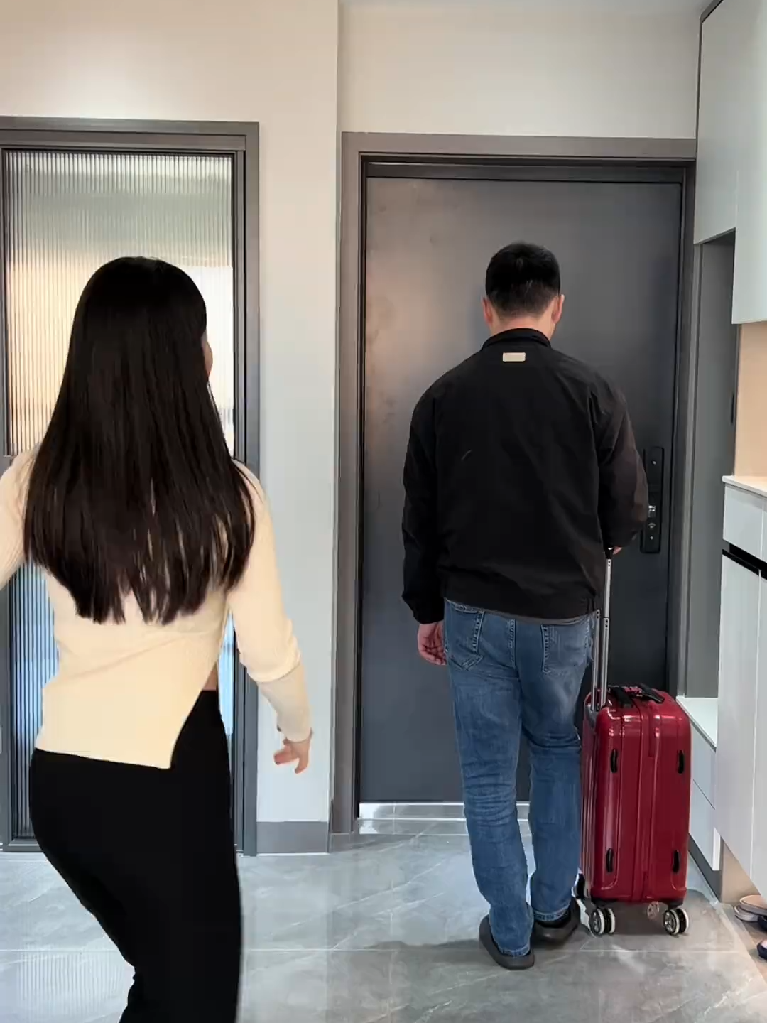 7303739831048277248今天跟老公吵架了，大声吼了他几句，他就收拾行李离家出走，为了不让他走，我只好使出这激将法了，结果他…
