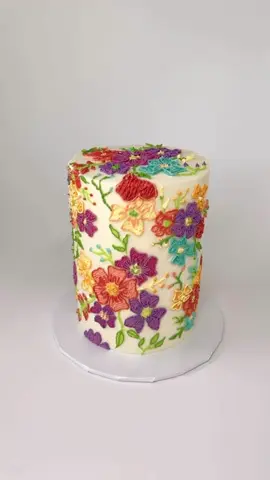 Floral embroidery cake #custommadecakes #CakeDecorating #CakeTutorial #buttercreamcake #embroiderycake 