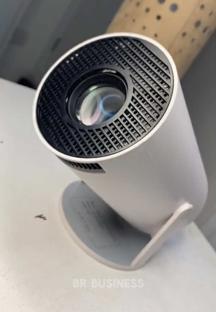 Descubra o Projetor HY300 4K Android 11 e transforme sua parede em um cinema 🍿!  Sua sala nunca mais será a mesma! Cansado de telas pequenas? 😩 Chegou a hora de dar um UP na sua diversão! Com o Projetor HY300, você tem uma tela gigante de 150 polegadas para:  * Maratonar séries  * Jogar com a galera  * Fazer sessões de cinema em casa Por que o Projetor HY300 é o melhor? ✨ Qualidade de cinema: A imagem 4K com o Android 11 deixa tudo mais nítido e vibrante. ✨ Conexão super-rápida: Com Wi-Fi 6 e Bluetooth 5.0, você conecta tudo sem travar. ✨ Portátil e fácil de usar: Gire 180° e projete onde quiser. O teto, a parede, a cozinha, o quintal... as possibilidades são infinitas! Pare de sonhar, comece a viver! Clique no link da Bio e garanta o seu! #Projetor #ProjetorHY300 #CinemaEmCasa #tiktokshop #Gadgets 