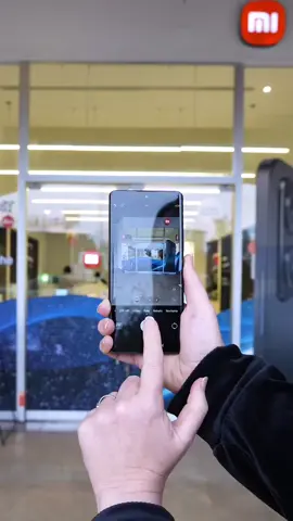 📸 De “así nomás” a “¡wow!” en 10 segundos. En este reel te mostramos cómo la IA del Redmi Note 14 Pro edita tus fotos por vos: detecta personas, fondos y objetos, y te sugiere los cambios justos para que tu imagen quede lista para subir. ✨ ¿Qué vas a ver paso a paso? 🔹 Abrí Galería → Editar → IA 🔹 Probá Mejorar (luz, color y nitidez automáticos) 🔹 Usá Borrar objetos para “limpiar” la foto en segundos 🔹 Ajustá el fondo o resaltá el sujeto con un toque 🔹 Guardá una copia y compará el antes/después 🧠 Tip pro: hacé zoom para seleccionar con precisión y mantené presionado sobre la imagen para ver el cambio instantáneo. La IA entiende la escena y te evita mil controles deslizantes. Si sos de los que sacan muchas fotos y editan pocas, esto te va a cambiar la rutina: menos tiempo editando, más tiempo creando. 🛒 Probalo en nuestras tiendas de Abasto, Unicenter y Palmas del Pilar, o encontralo en xiaomistore.com.ar #RedmiNote14Pro #XiaomiStoreArgentina #IA #EdiciónConIA #TipsDeFoto 