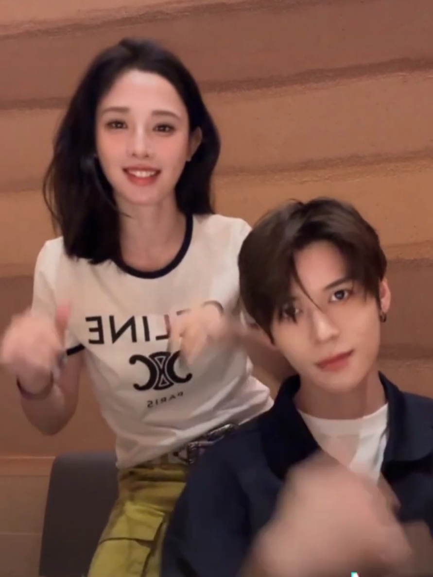 Ú oà! Ké Douyin của em Chương Thời An, khi thỏ tím Mộ Vũ Mặc đánh lẻ cùng crush Đường Liên Nguyệt 😎 Ngoài đời em An cũng rất quý pà Tôm. Ẻm đã vẽ tranh tặng bả khi đóng máy.  #banhtieunhiem #pengxiaoran #彭小苒 #amhatruyen #暗河传 